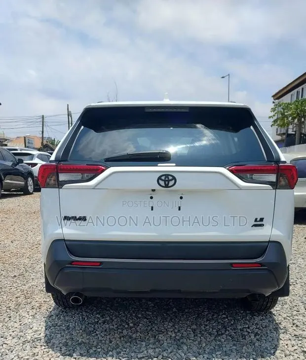Toyota RAV4 XLE AWD 2020 White · Photo 1