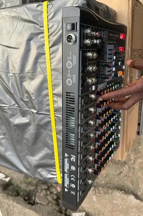 Yamaha AX8NV3 8-Channel Analog Audio Mixer. · Photo 1