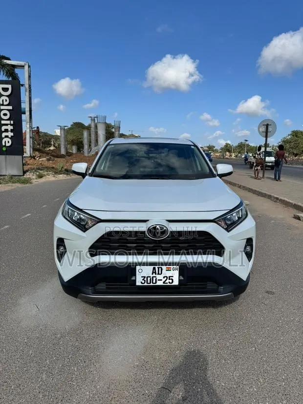 Toyota RAV4 2024 White · Photo 1