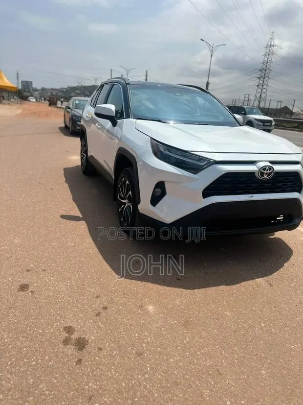Toyota RAV4 XLE 2025 White · Photo 1