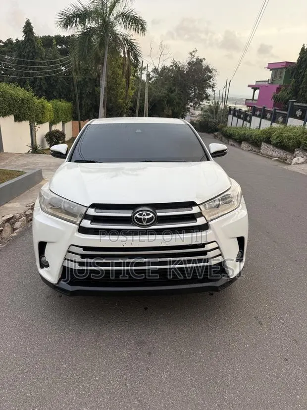 Toyota Highlander LE 4x4 V6 (3.5L 6cyl 8A) 2018 White · Photo 1