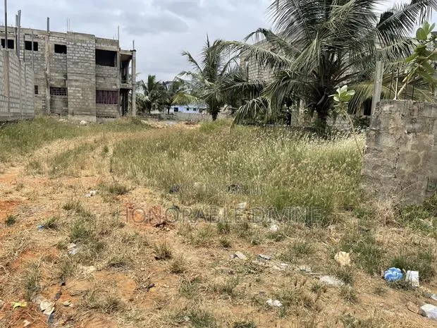 Half Plot of Land for Sale at Sakumono · Photo 1