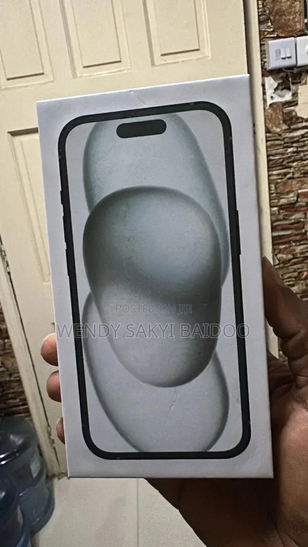 Apple iPhone 15 128 GB White · Photo 1