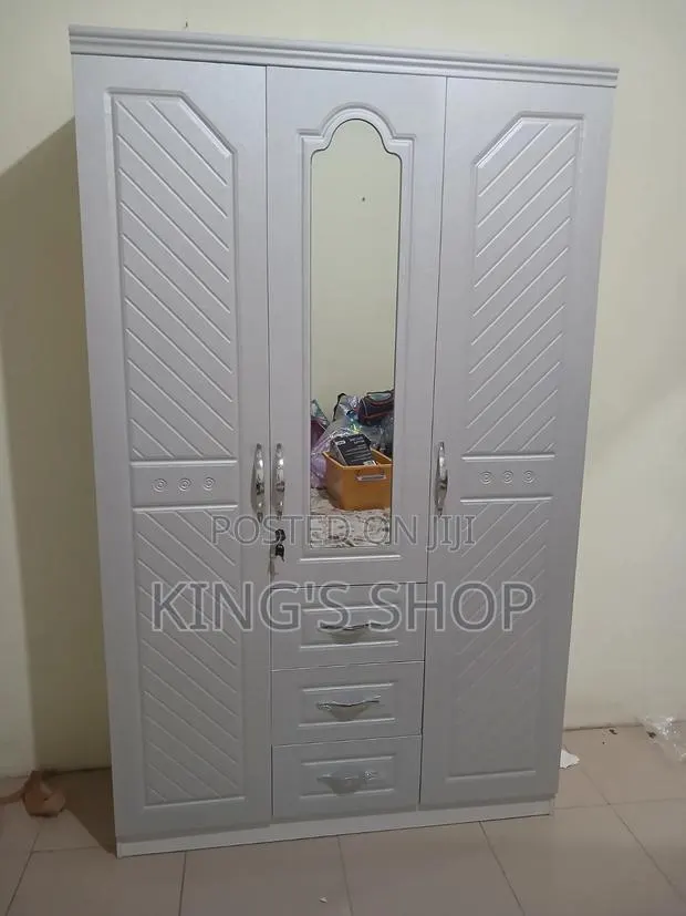 Foreign Wardrobe · Photo 1
