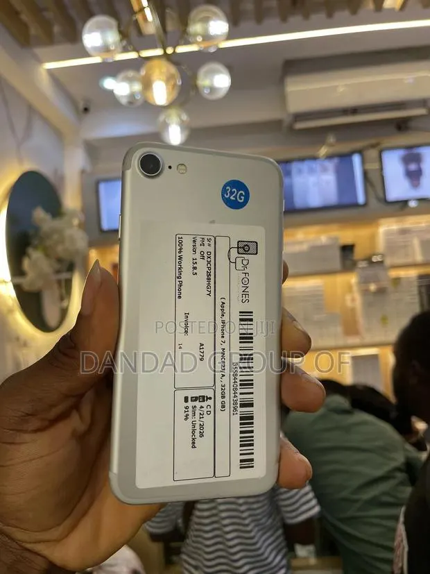 New Apple iPhone 7 32 GB Silver · Photo 1
