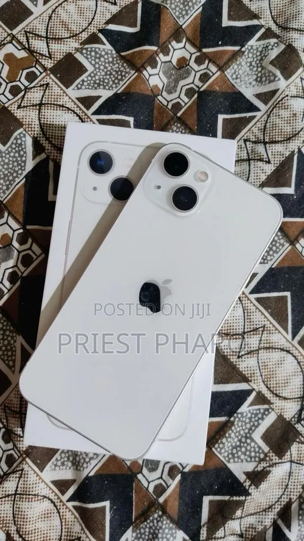 New Apple iPhone 13 128 GB White · Photo 1