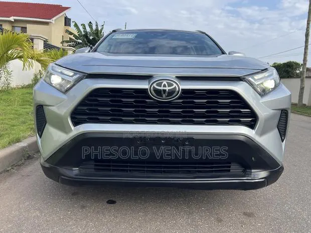 Toyota RAV4 XLE 2022 Silver · Photo 1