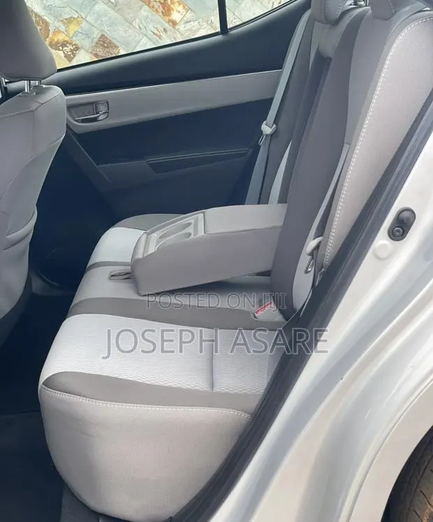 Toyota Corolla LE (1.8L 4cyl 2A) 2018 Silver · Photo 1
