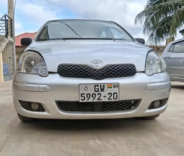 Toyota Yaris 2007 Silver · Photo 1