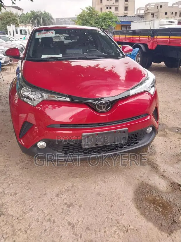 Toyota C-HR XLE FWD Sport Utility (2.0L 4cyl 2AM) 2018 Red · Photo 1
