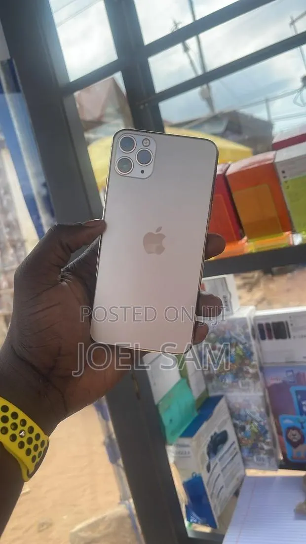 Apple iPhone 11 Pro Max 256 GB Gold · Photo 1