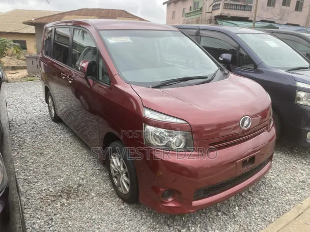 Toyota Voxy 2013 Brown · Photo 1