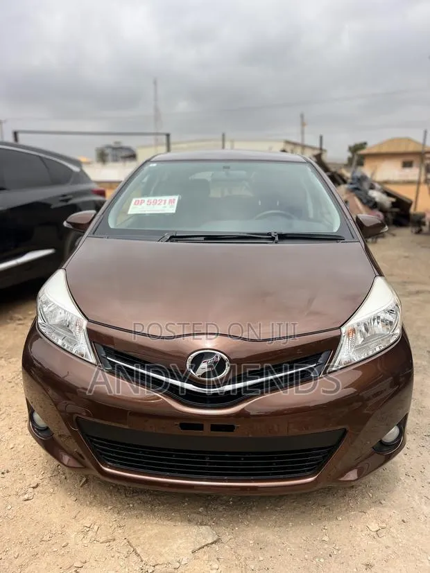 Toyota Vitz 1.3 FWD 5dr 2012 Brown · Photo 1