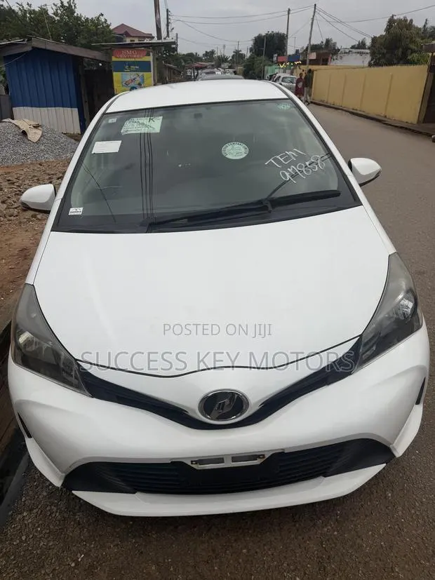 Toyota Vitz 1.5 FWD 5dr 2015 White · Photo 1