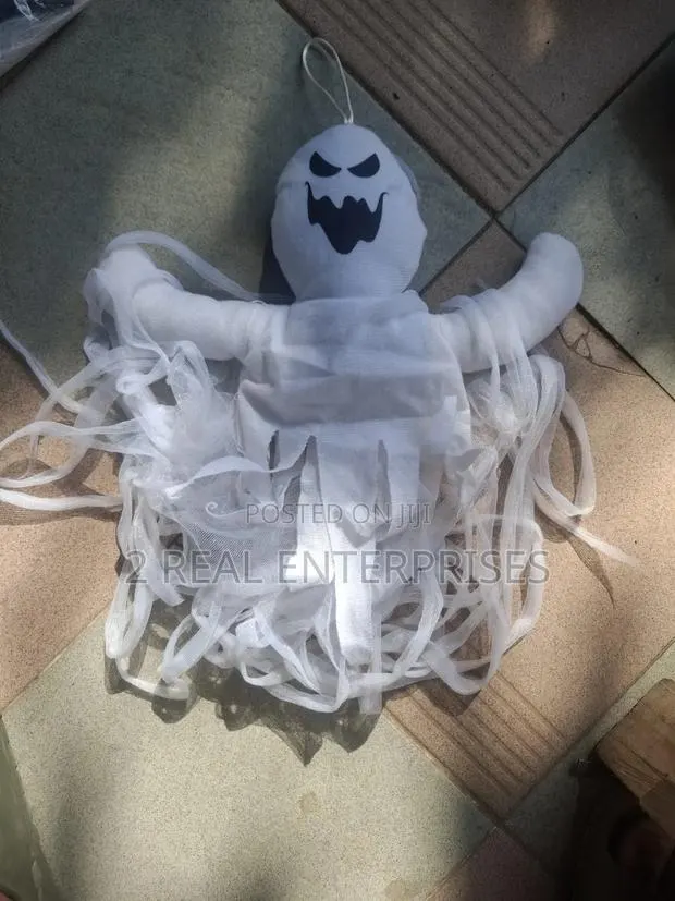 Hanging Flying Ghost Halloween Decoration With Mesh Streamers · Photo 1
