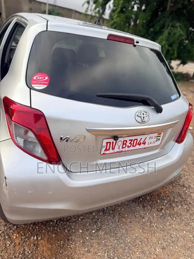 Toyota Vitz 1.3 FWD 3dr 2012 Silver · Photo 1