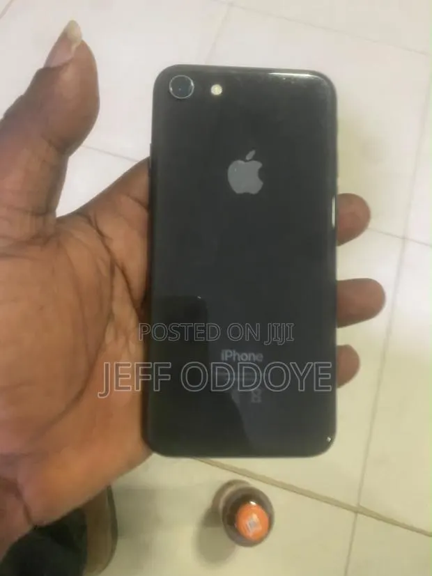 Apple iPhone 8 64 GB Black · Photo 1