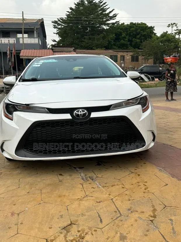 Toyota Corolla LE 2022 White · Photo 1