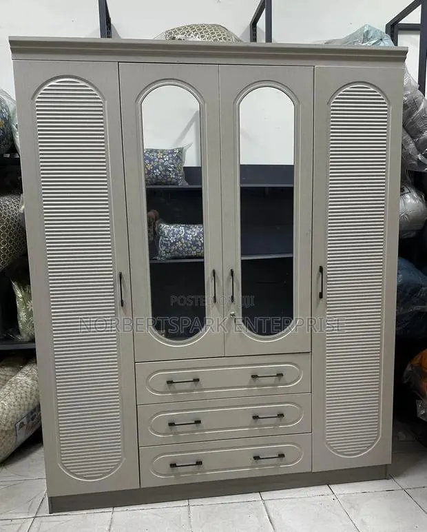 Wardrobe (4D) · Photo 1