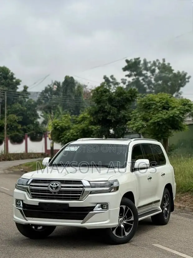 Toyota Land Cruiser 2020 White · Photo 1