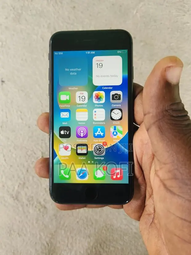 Apple iPhone 8 64 GB Black · Photo 1