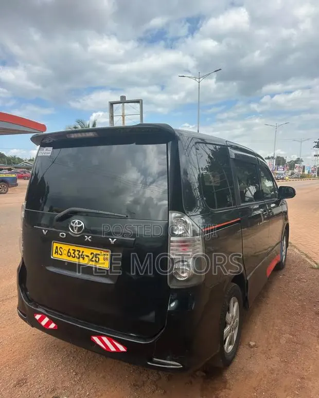 Toyota Voxy X 2WD 8-Seater 2013 Black · Photo 1