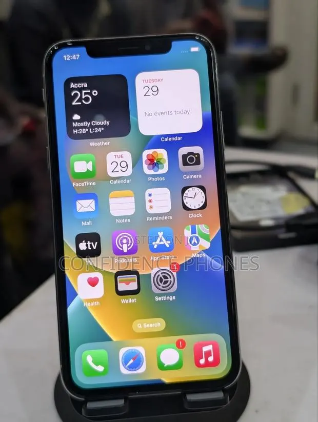 Apple iPhone X 64 GB White · Photo 1