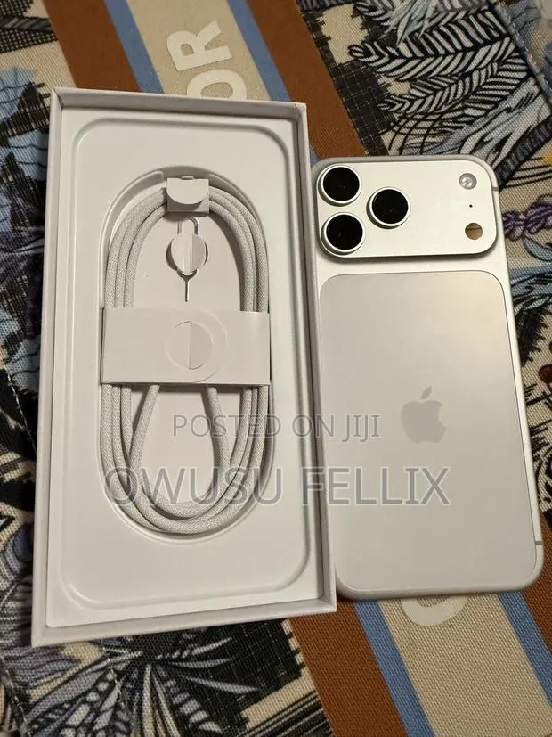 Apple iPhone 17 Pro Max 512 GB Silver · Photo 1