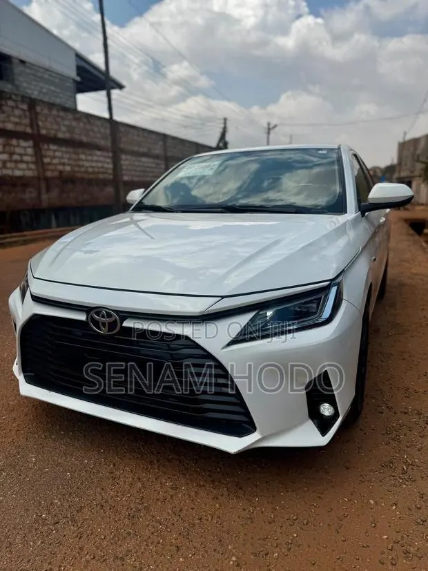 Toyota Yaris 2023 White · Photo 1