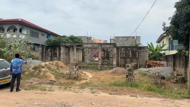 Uncompleted Building on a Plot of Land for Sale · Photo 1