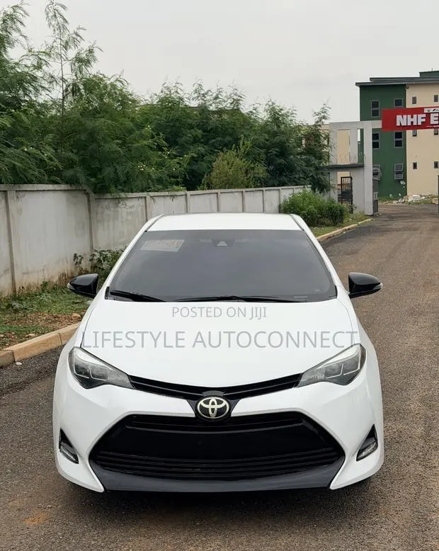 Toyota Corolla LE (1.8L 4cyl 2A) 2018 White · Photo 1