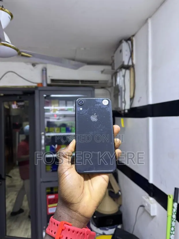 Apple iPhone XR 128 GB Black · Photo 1