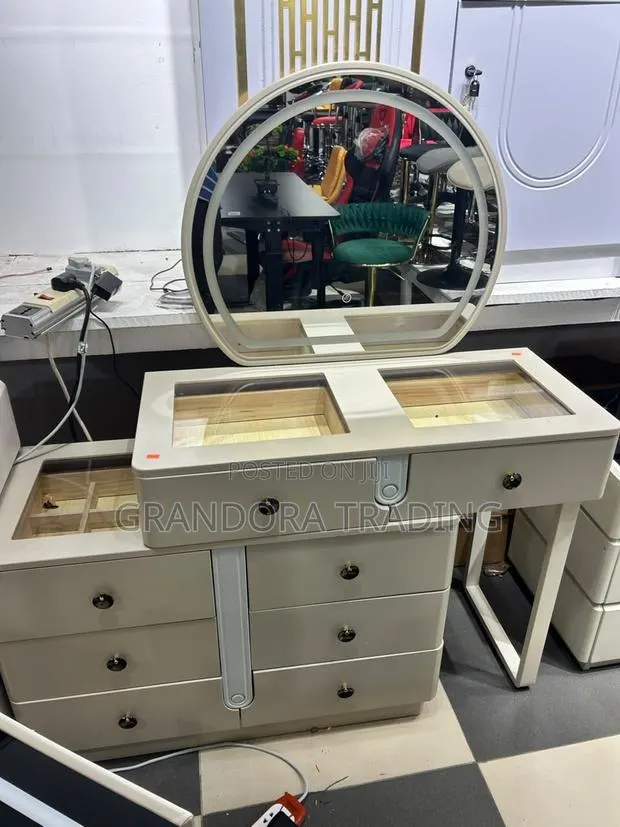 Vanity Dressing Mirror · Photo 1