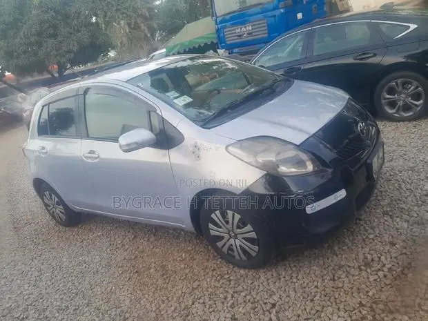 Toyota Vitz 2010 Silver · Photo 1