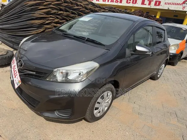 Toyota Vitz 1.3 AWD 5dr 2012 Gray · Photo 1