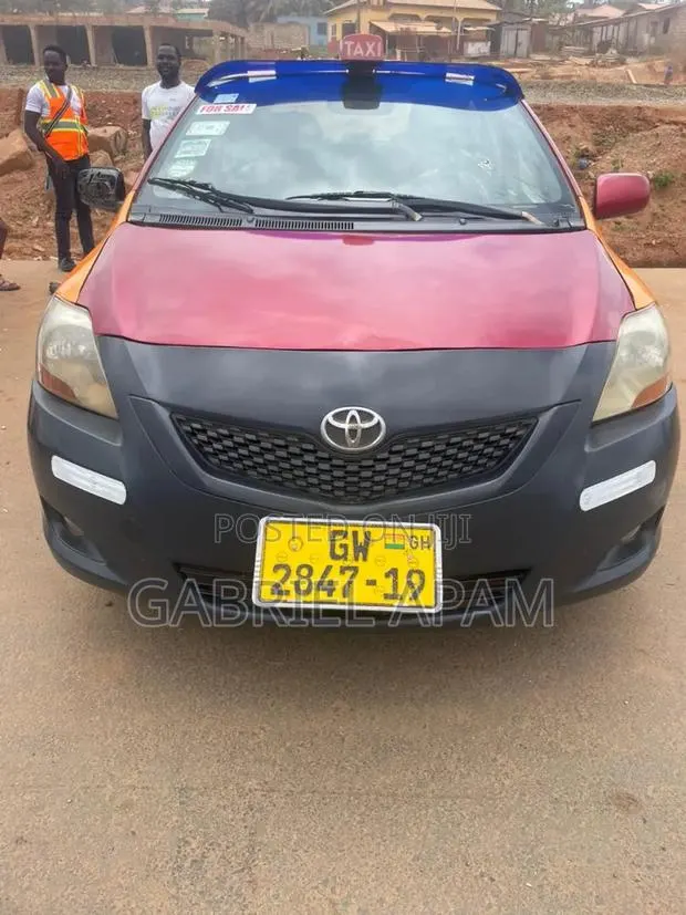Toyota Yaris 2010 Maroon · Photo 1