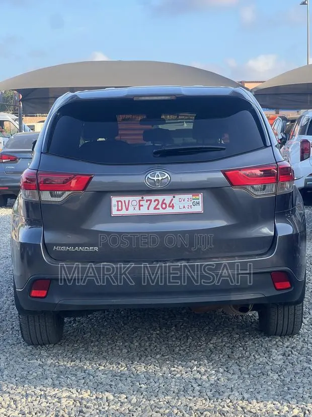 Toyota Highlander LE 2019 Gray · Photo 1