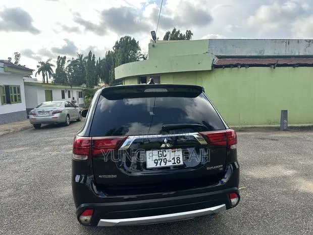 Mitsubishi Outlander 2.0 PHEV AWD 2018 Black · Photo 1