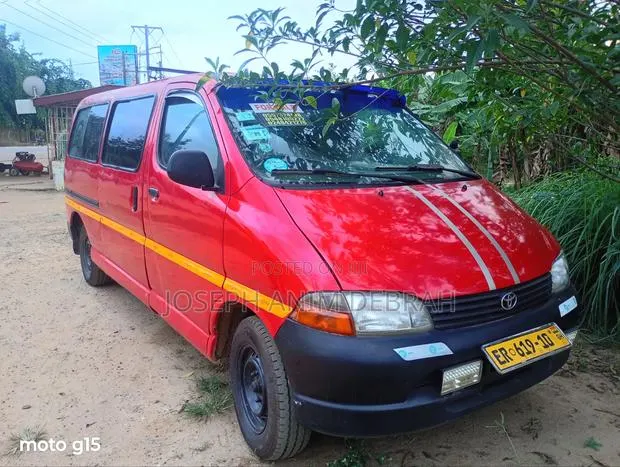 Toyota HiAce 2001 Red · Photo 1