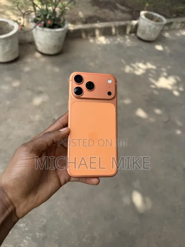 Apple iPhone 17 Pro Max 512 GB Orange · Photo 1