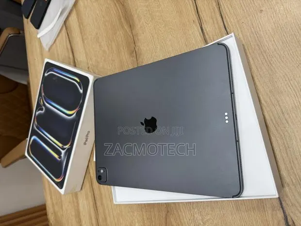 Apple iPad Pro 13 (2025) 256 GB Gray · Photo 1