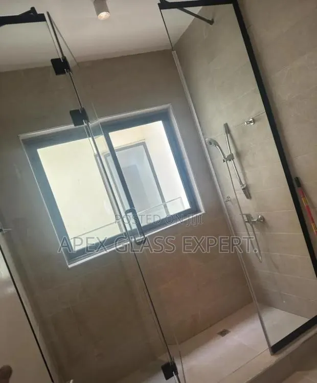 Hinge Shower Enclosure · Photo 1