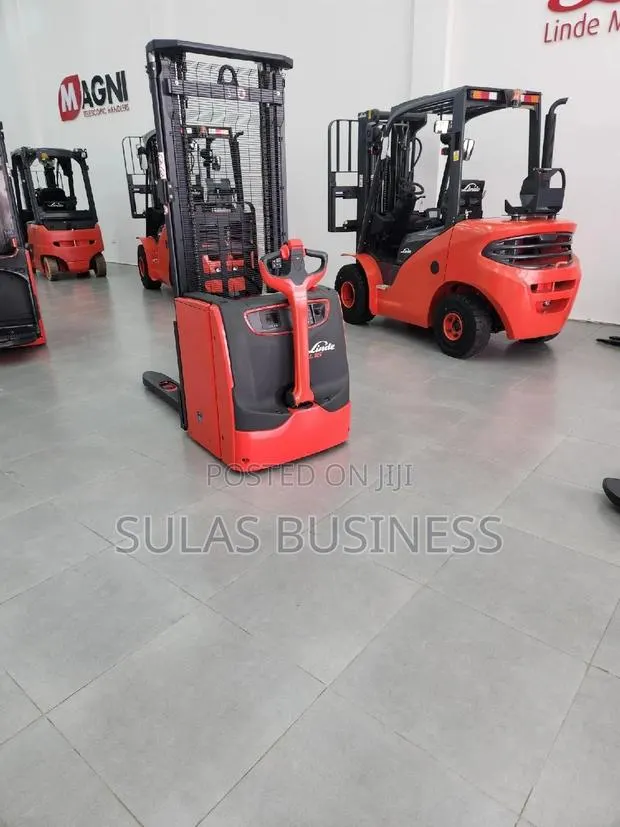 Electronic Pallet Jack · Photo 1