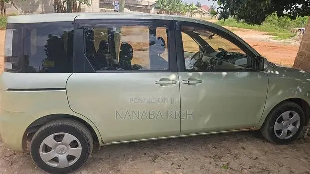 Toyota Sienta 2011 Green · Photo 1