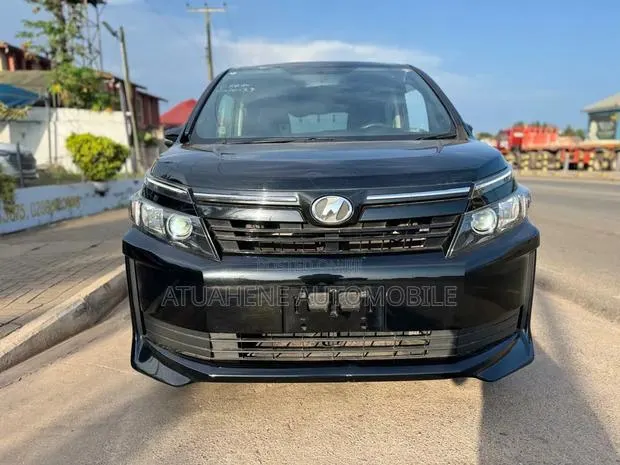 Toyota Voxy V 4WD 8-Seater 2015 Black · Photo 1