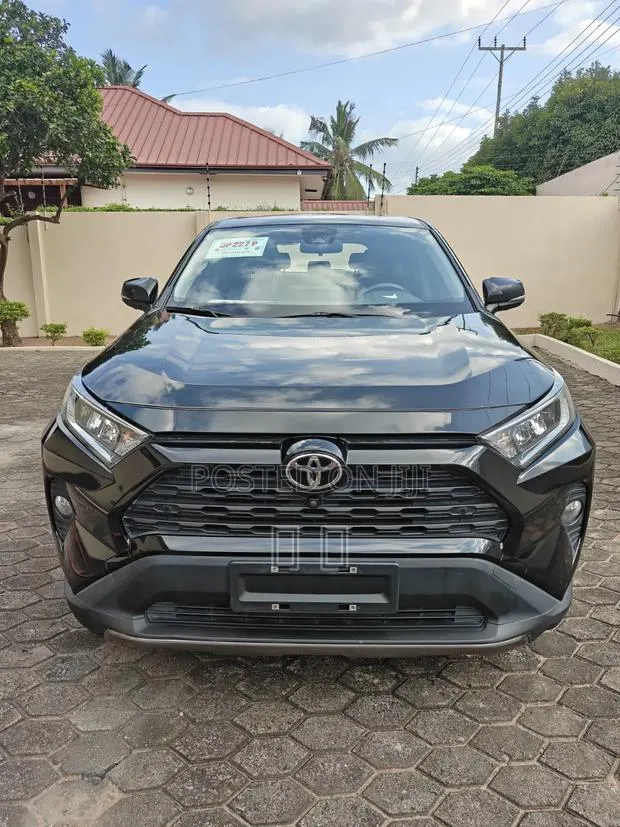 Toyota RAV4 XLE FWD 2023 Black · Photo 1