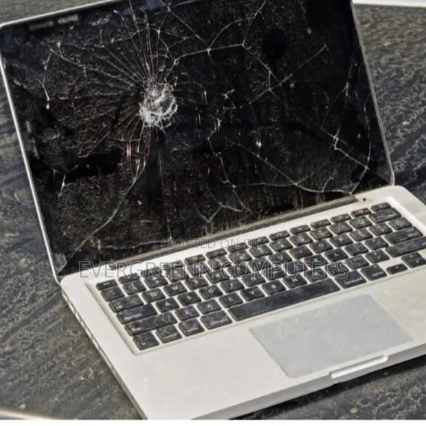 Macbook Screen Replacement · Photo 1