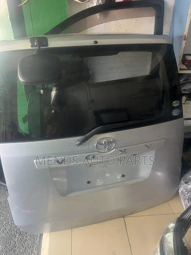 Toyota Voxy2010 to 2012 Back Boot · Photo 1