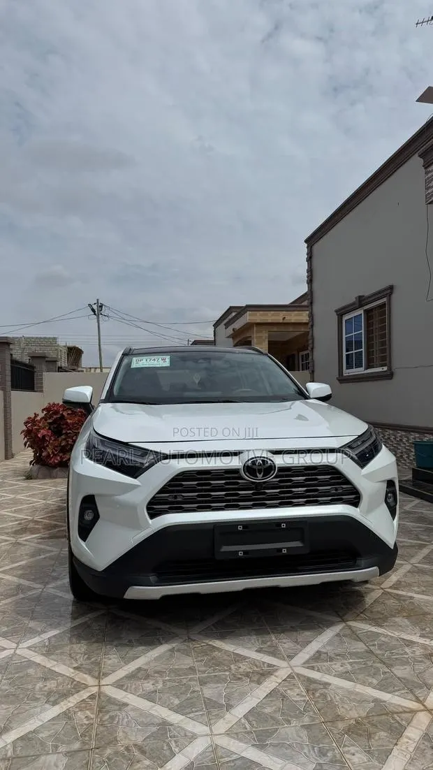 Toyota RAV4 2024 White · Photo 1
