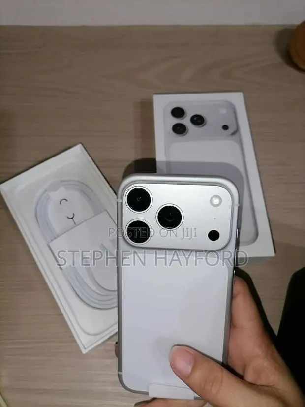 Apple iPhone 17 Pro Max 512 GB Silver · Photo 1